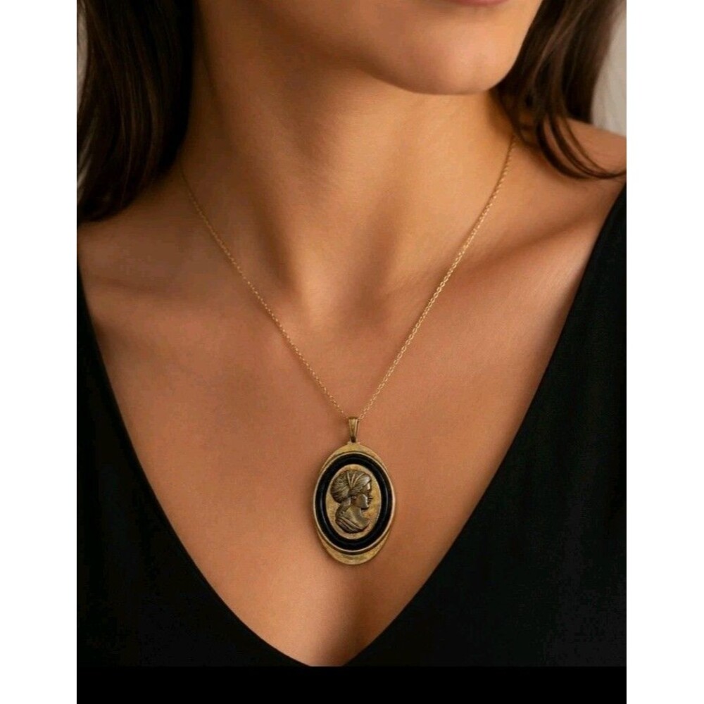 Vintage 1975 Avon Victoria Cameo Profile Pendant Gold Tone Black Border